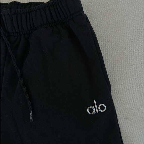 Alo Yoga sweatshorts - Picture 3 of 3